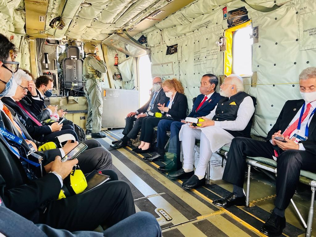 Presiden Joko Widodo terbang ke lokasi Konferensi Tingkat Tinggi Ke-48 G7 yang digelar di Schloss Elmau, Pegunungan Alpen Bavaria, Jerman, menggunakan helikopter militer tipe Sikorsky CH53, Senin (27/6/2022).