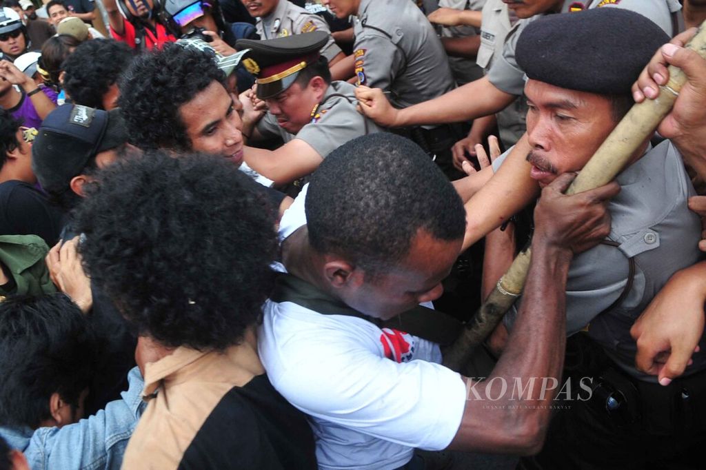 Aksi unjuk rasa sejumlah mahasiswa di depan Kampus Universitas Islam Negeri Yogyakarta yang diwarnai bentrokan dengan aparat kepolisian, Sabtu (20/12/2008). 