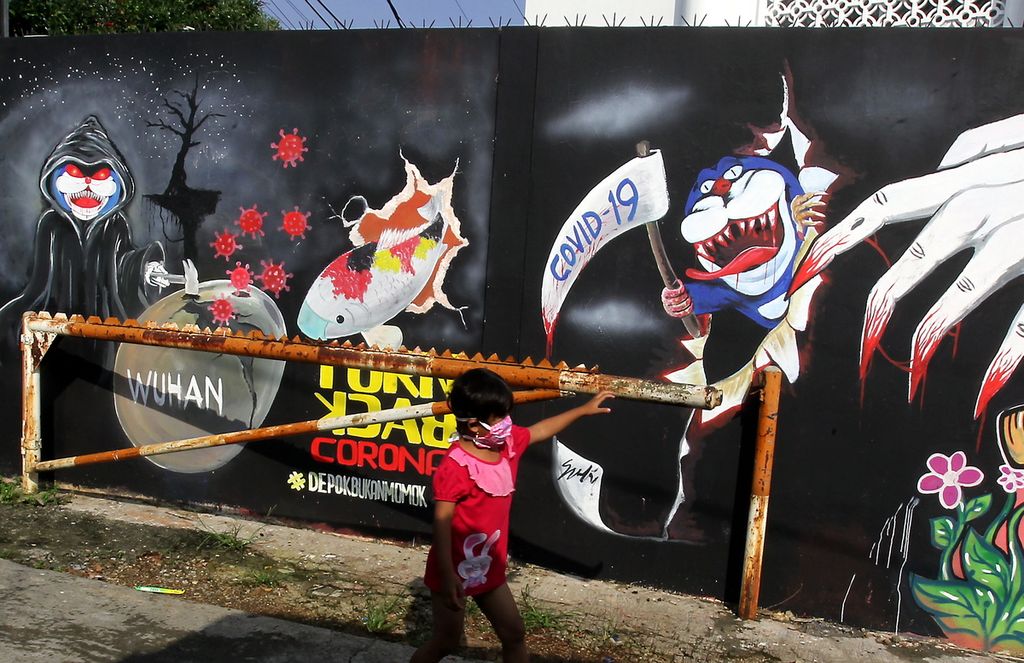 Warga melintas di mural yang berkaitan dengan maraknya pandemi Covid-19 di kawasan Sukmajaya, Depok, Jawa Barat, Rabu (15/4/2020). 