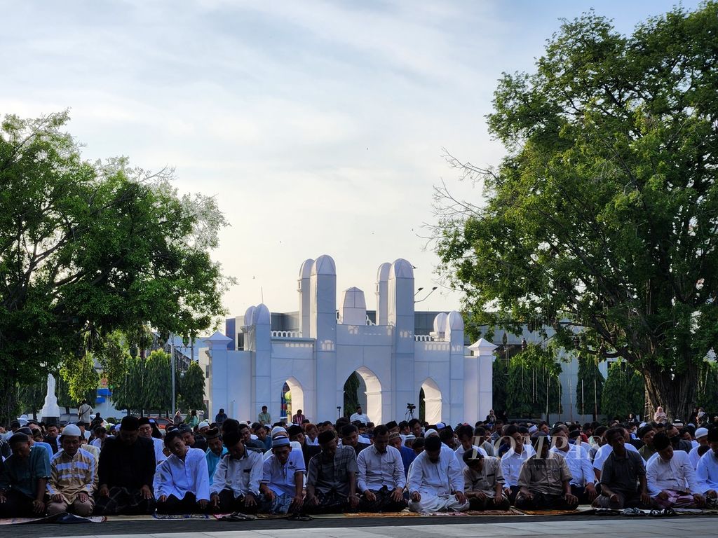 Suasana pelaksanaan shalat Idul Fitri, di Balai Kota Surakarta, Jawa Tengah, Rabu (10/4/2024). Wali Kota Surakarta Gibran Rakabuming Raka dan keluarganya mengikuti ibadah di tempat itu. 