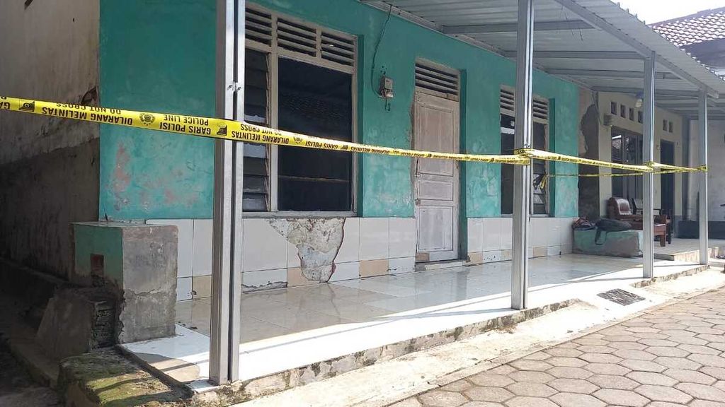 Garis polisi terpasang di depan rumah Subi (77), warga Kecamatan Pangkah, Kabupaten Tegal, Jawa Tengah, Kamis (27/4/2023), yang diduga dibunuh anak kandungnya. Jasad Subi ditemukan dikubur di belakang rumahnya. Sebelum dikubur, jasad Subi dimasukkan ke dalam karung.