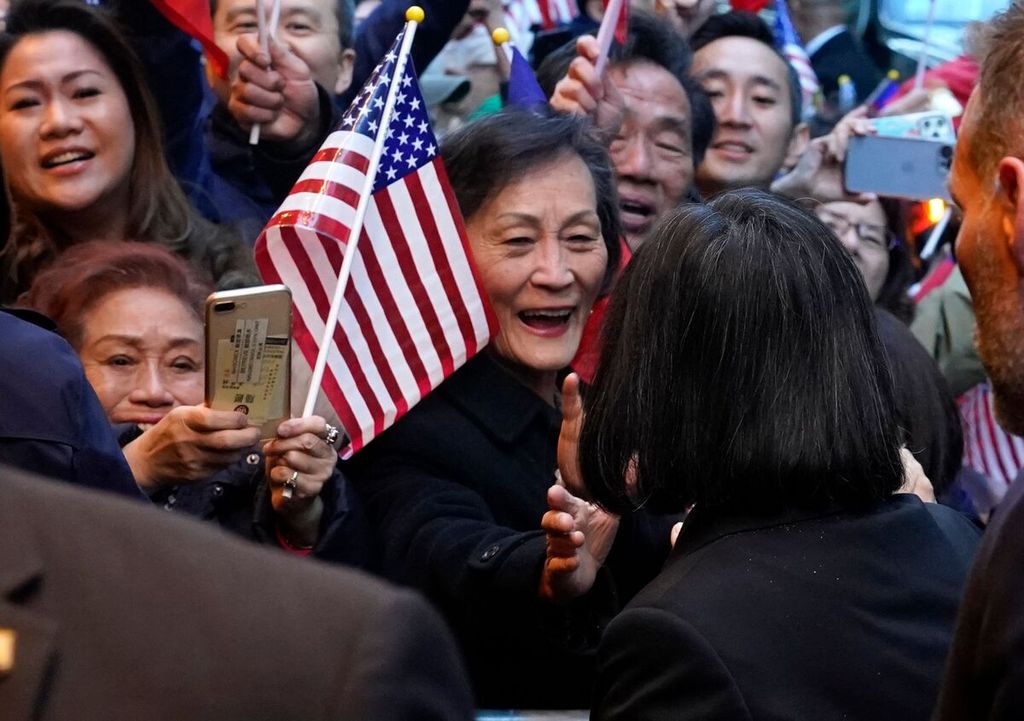 Warga menyambut Presiden Taiwan Tsai Ing-wen saat ia tiba di hotel tempatnya menginap di New York City, Rabu (29/3/2023).