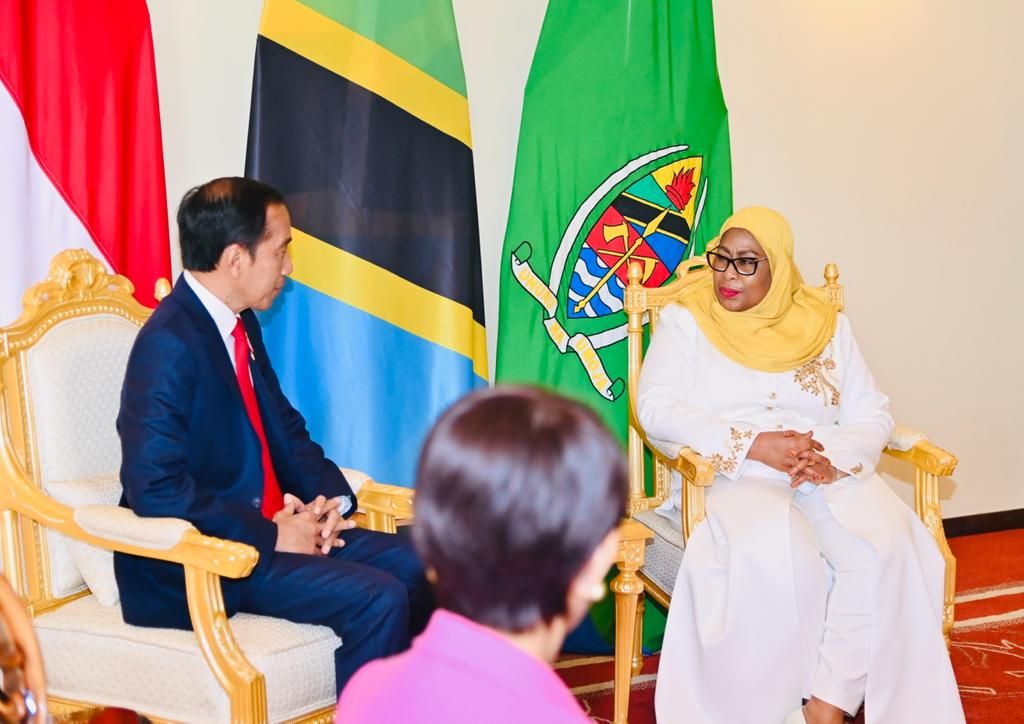 Presiden Joko Widodo dan Presiden Republik Persatuan Tanzania Samia Suluhu Hassan melangsungkan pertemuan tatap muka sebelum menggelar pertemuan bilateral di Dar Es Salaam State House, Dar Es Salaam, Tanzania, Selasa (22/8/2023).