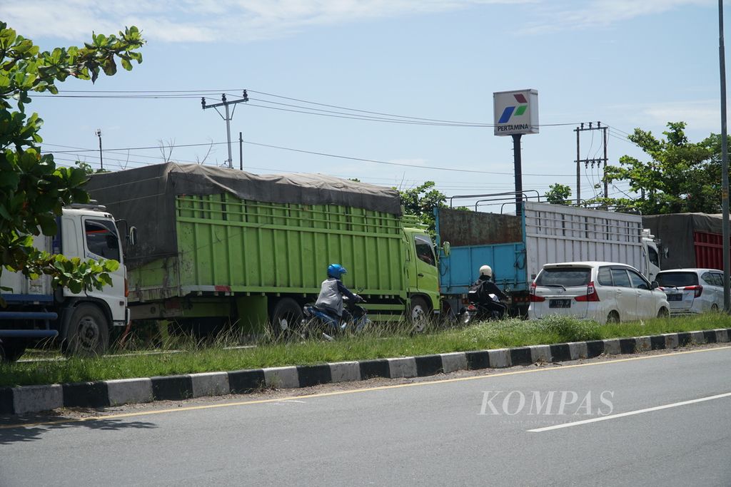 Antrean truk di pinggir jalan di dekat SPBU Aie Pacah, Kecamatan Koto Tangah, Padang, Sumatera Barat, Rabu (23/3/2022). Sejumlah sopir truk di Padang mengeluhkan kelangkaan solar bersubsidi tersebut. Kondisi itu membuat mereka mesti antre berjam-jam untuk mendapatkan bahan bakar.
