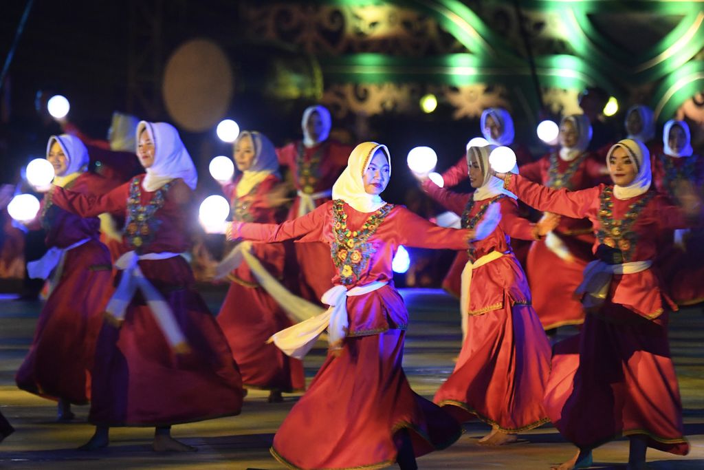 Sejumlah penari membawakan tari kolosal <i>Kesah Cahaya </i>saat pembukaan Musabaqah Tilawatil Quran Nasional XXX Tahun 2024 di Stadion Gelora Kadrie Oening, Samarinda, Kalimantan Timur, Minggu (8/9/2024).