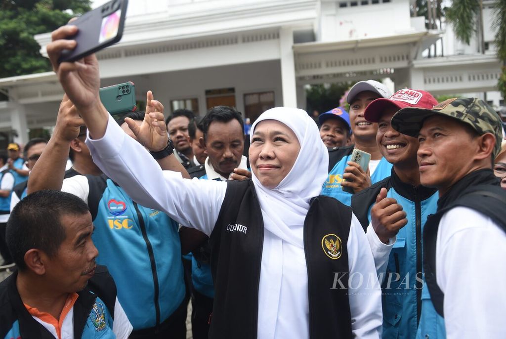 Khofifah Indar Parawansa berfoto bersama dengan sukarelawan sebelum melepas rombongan Lintas Batas Disabilitas di Kantor Gubernur Jawa Timur, Surabaya, Selasa (28/11/2023). 