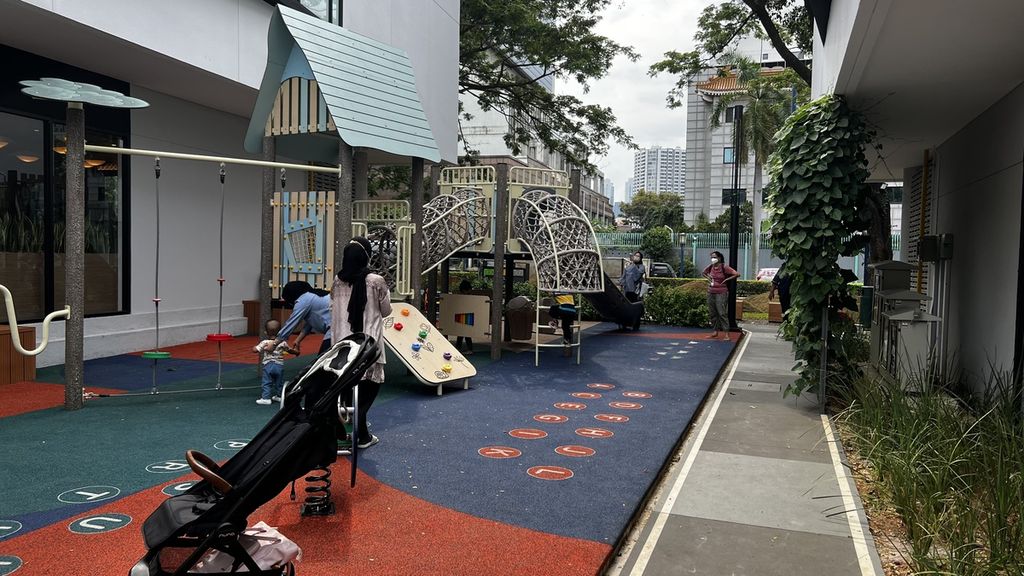 Sejumlah anak sedang bermain di tempat bermain anak One Satrio, Kuningan, Setiabudi, Jakarta Selatan, Senin (16/1/2023).