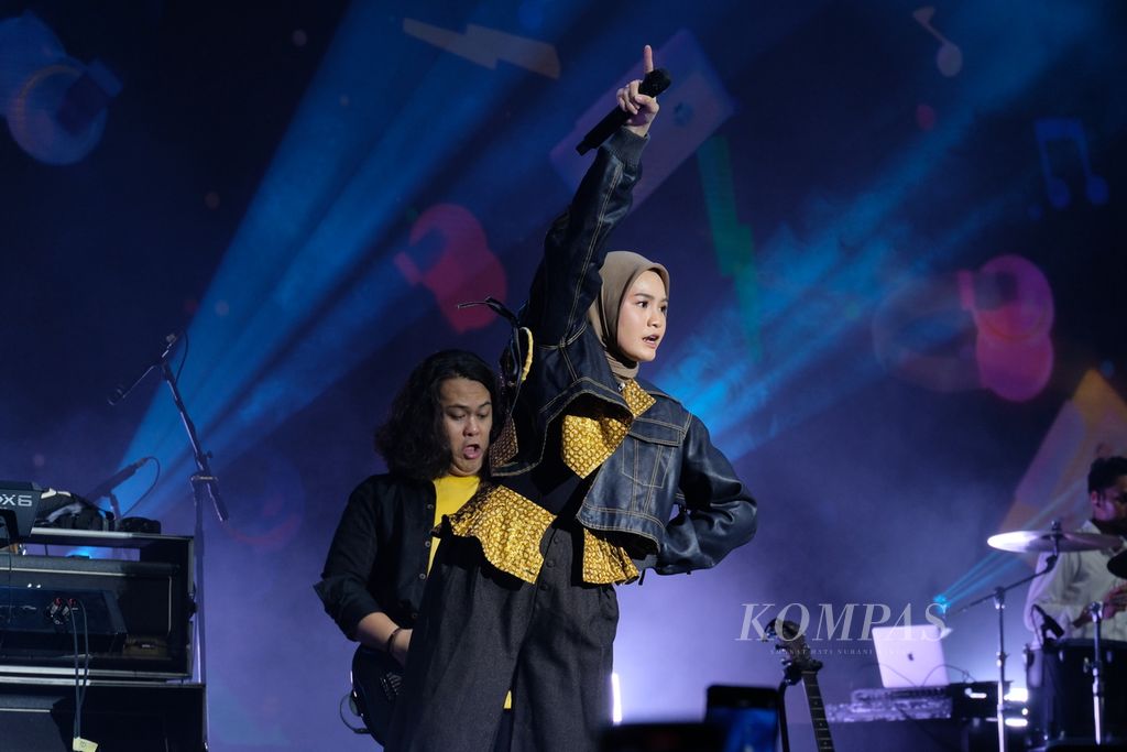 Penyanyi Salma Salsabil tampil pada Ramadhan Jazz Festival, Sabtu (29/3/2024) malam, di pelataran Masjid Cut Meutia, Jakarta. Ramadhan Jazz Festival digelar pada 29-30 Maret 2023 dan seluruh pendapatan yang diperoleh dari penjualan tiket akan didonasikan ke Palestina.