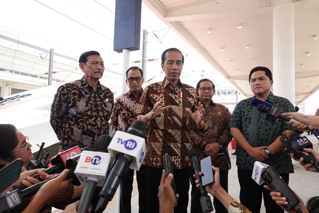 Presiden Jokowi memberikan keterangan pers seusai menjajal Kereta Whoosh di Stasiun Padalarang, Bandung, Jabar, Senin (2/10/2023).