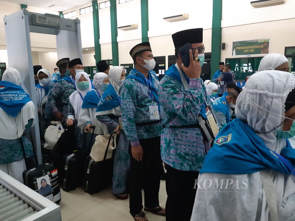 Calon jemaah haji kloter pertama asal Ogan Komering Ulu Timur tiba di embarkasi Palembang, Jumat (24/6/2022).