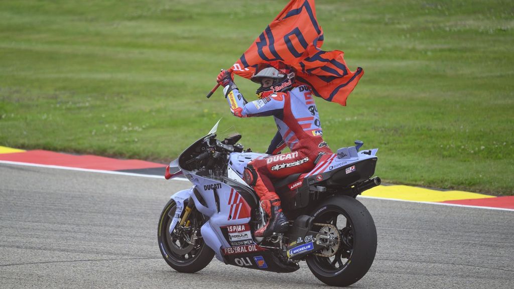 Marc Marquez dari Spanyol merayakan finis keduanya seusai menuntaskan ajang MotoGP Jerman di Hohenstein-Ernstthal, Jerman, Minggu, 7 Juli 2024.