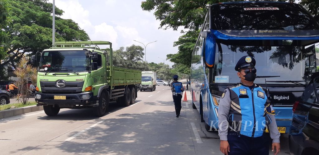 The appearance of Aat-Rusli Road in Cilegon, Banten, on Tuesday (26/3/2024). This road serves as an access for motorbike pilgrims to Pelabuhan Ciwandan, a special port for two-wheeled vehicle riders during the 2024 Eid al-Fitr pilgrimage.