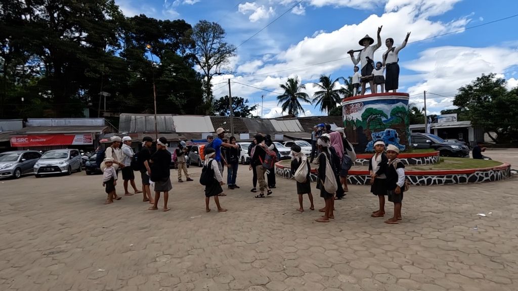 Sejumlah wisatawan sedang menunggu untuk diantar menuju Kampung Cibeo, perkampungan masyarakat Baduy Dalam, Sabtu (29/10/2022)
