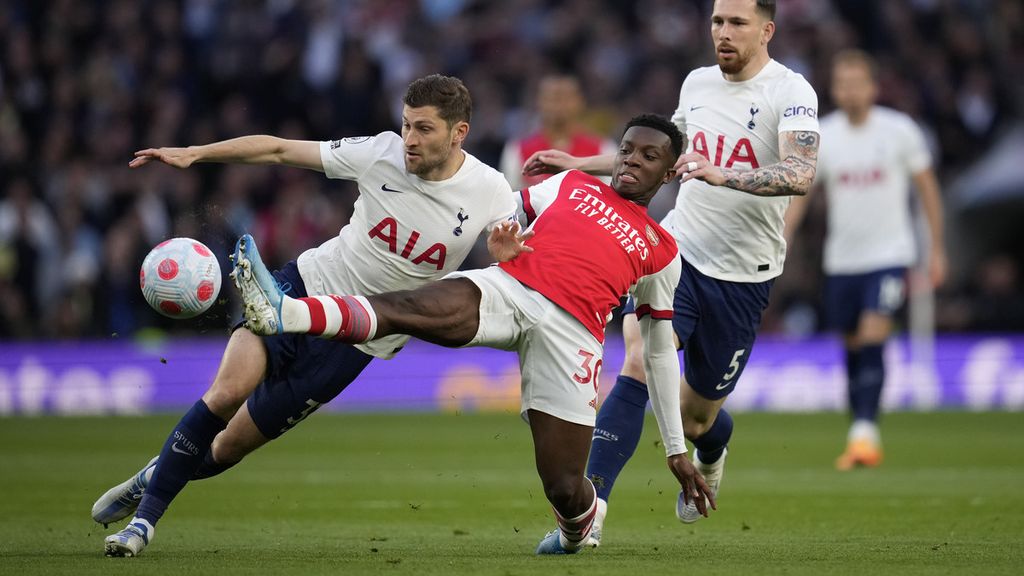 Pemain Arsenal, Eddie Nketiah (kanan) berebut bola dengan pemain Tottenham Hotspur, Ben Davies saat kedua tim berlaga dalam lanjutan pertandingan Liga Inggris di Stadion Tottenham Hotspur, London, Jumat (13/5/2022) dini hari WIB. Hotspur menang dengan skor 3-0.