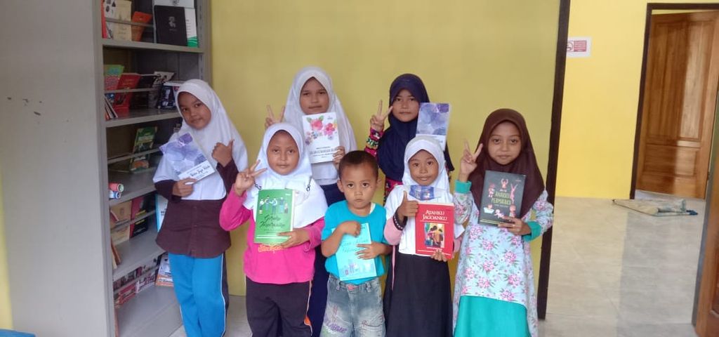 Anak-anak membawa buku Dwita Utami.