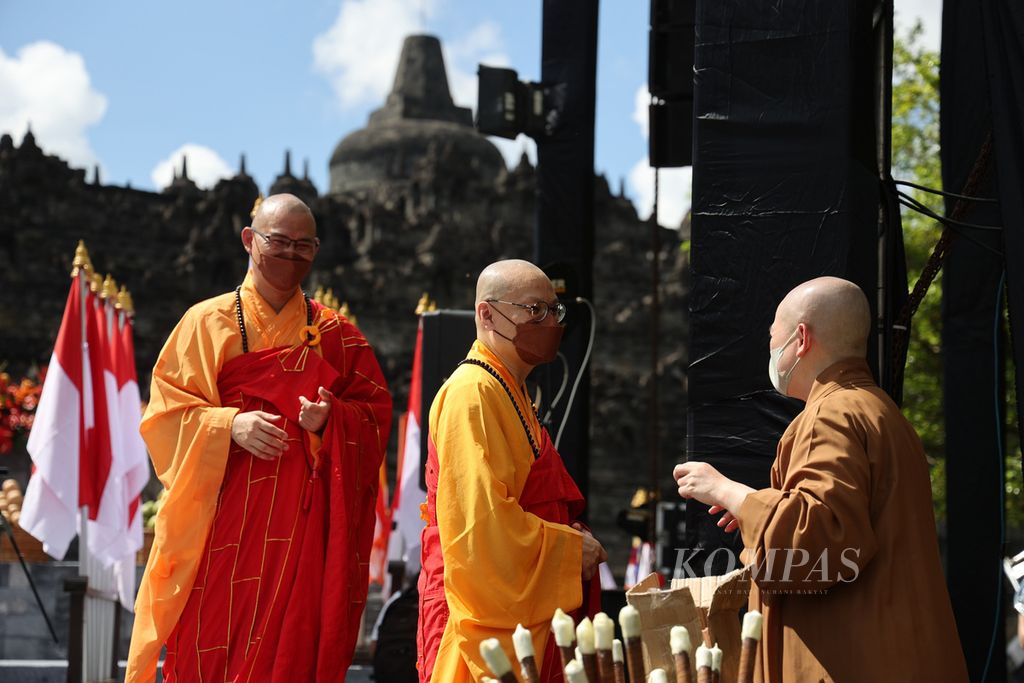Buddhists prepare to take part in the commemoration of Vesak Day 2566 BE at Borobudur Temple, Magelang, Central Java, Monday (16/5/2022).