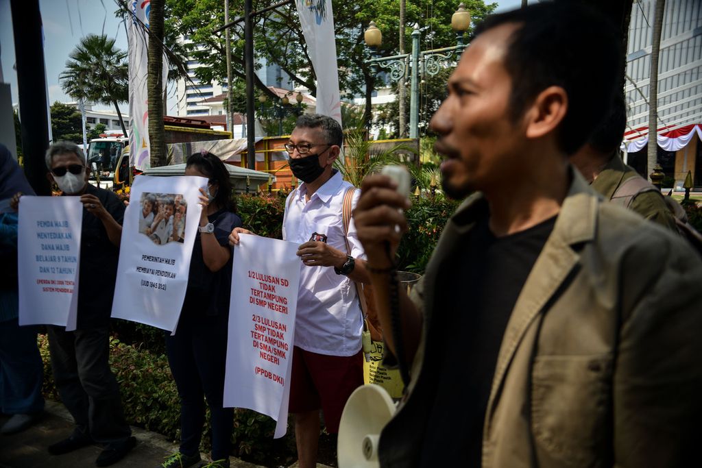 Perwakilan orangtua siswa membawa poster berisi penolakan sistem seleksi pada Penerimaan Peserta Didik Baru (PPDB) DKI Jakarta di depan Balai Kota DKI Jakarta, Selasa (20/6/2023). 