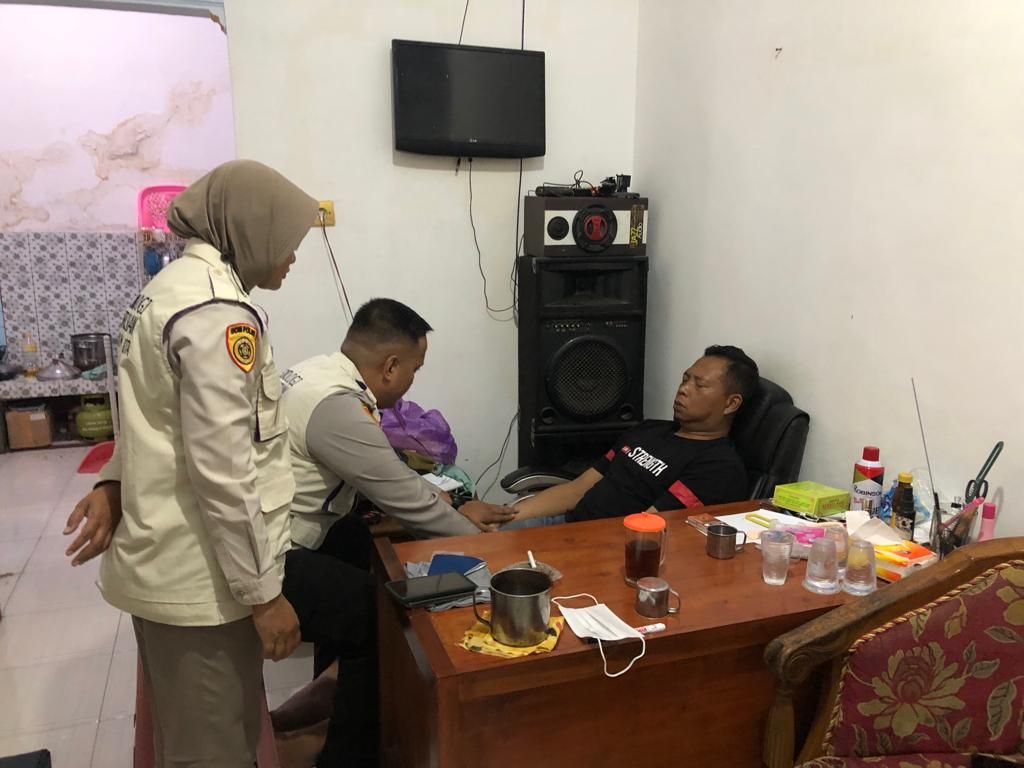 Tim trauma <i>healing </i>Polresta Malang Kota datang ke rumah korban tragedi Kanjuruhan, Rabu (12/10/2022), dan melakukan <i>trauma healing</i>.
