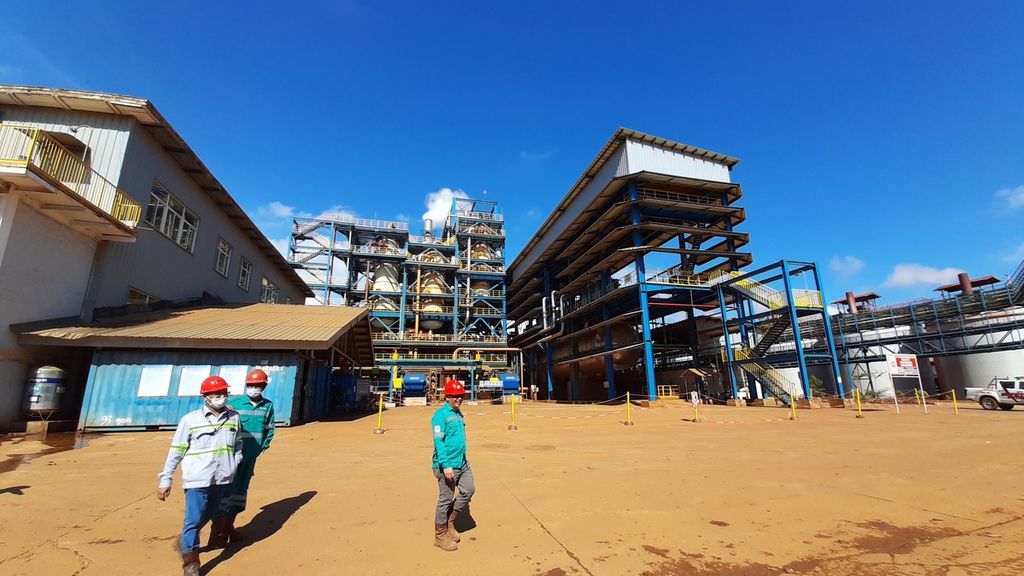 Suasana pabrik HPAL milik grup Harita Nickel di Pulau Obi, Kabupaten Halmahera Selatan, Maluku Utara, Minggu (9/4/2023).
