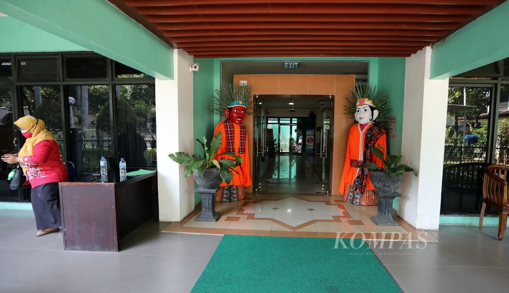 Pintu masuk gedung Graha Wisma Taman Mini Indonesia Indah (TMII), Jakarta Timur, yang akan digunakan sebagai tempat isolasi mandiri pasien Covid-19, Kamis (1/10/2020). 