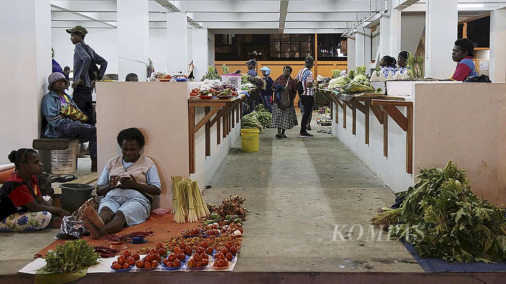 Pedagang sayur berjualan di lantai dasar Pasar Mama-Mama Papua, di Jalan Percetakan, Jayapura, Papua, Selasa (20/3). Pasar yang baru dihuni sejak 7 maret lalu itu hingga saat ini masih sepi pengunjung. Sejumlah pedagang bahkan masih dibiarkan berjualan di luar pasar.