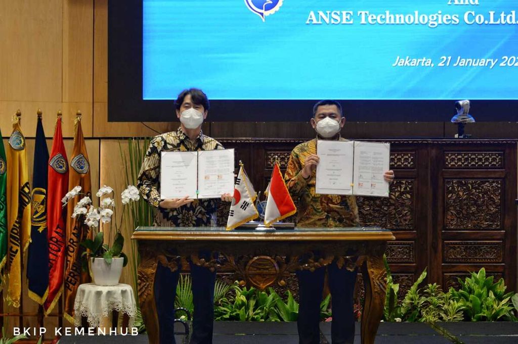 Penandatanganan kontrak pekerjaan jasa konsultansi pengembangan dan peningkatan SBNP antara Ditjen Perhubungan Laut Kementerian Perhubungan dan konsorsium ANSE Technologies CoLtd di Jakarta, Jumat (21/1/2022).