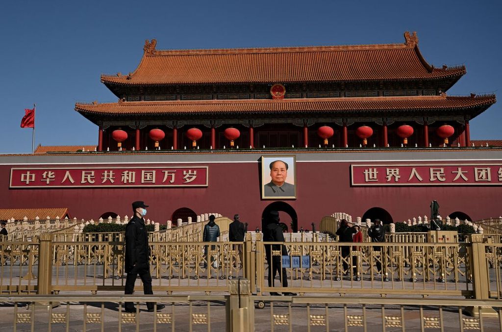 Warga mengunjungi Gerbang Tiananmen menjelang Kongres Ke-20 Partai Komunis di Beijing, 10 Oktober 2022. 