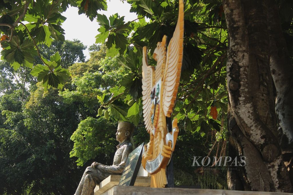 Patung Bung Karno diletakkan di bawah pohon sukun di Taman Renungan Bung Karno di Kabupaten Ende, Nusa Tenggara Timur, Senin (20/6/2022). Pemerintah kolonial Belanda mengasingkan Soekarno ke Ende pada 1934-1938.