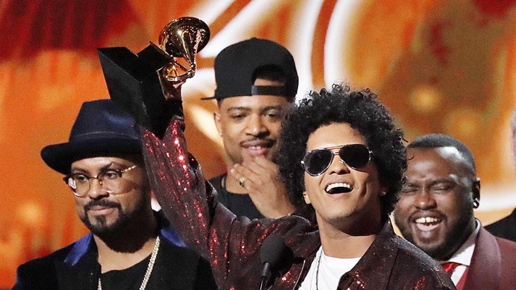  Bruno Mars ketika menerima Grammy kategori Album of the Year untuk 24K Magic.