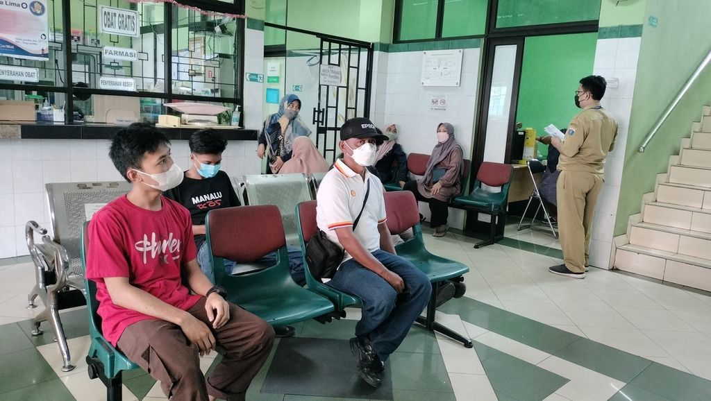 Antrean warga yang akan menjalani vaksinasi Covid-19 di Puskesmas Kelurahan Penjaringan 1, Jakarta Utara, Selasa (1/11/2022).