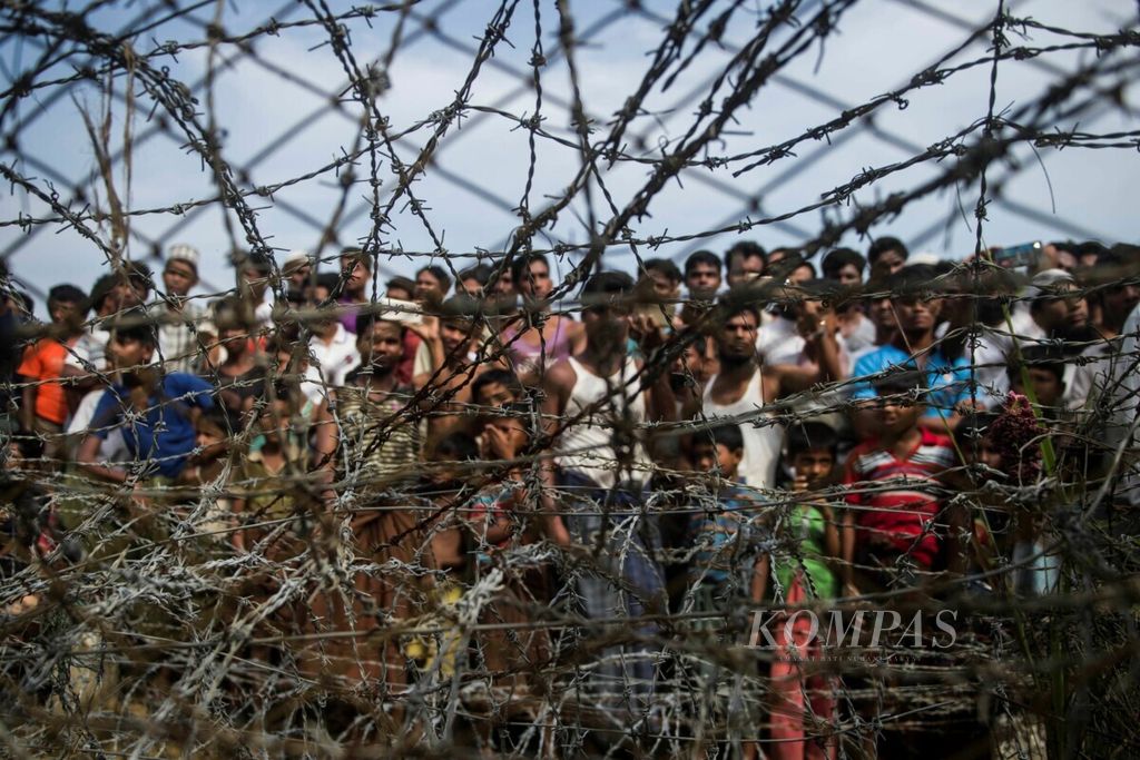 Foto yang diambil pada 25 April 2018 menunjukkan pengungsi Rohingya berkumpul di balik kawat berduri di penampungan sementara di perbatasan antara Myanmar dan Bangladesh dekat Negara Bagian Rakhine.