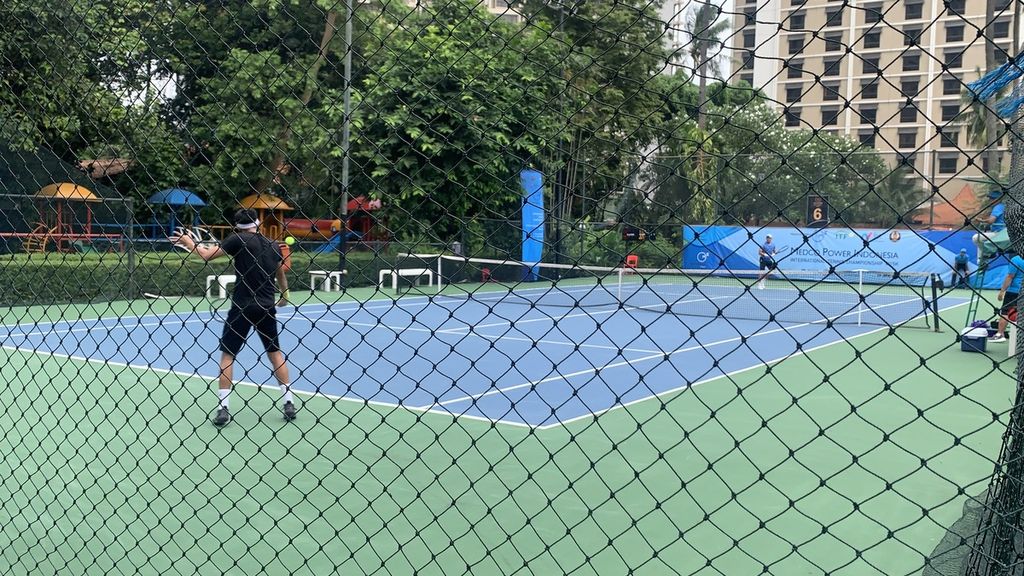 Pertandingan babak 32 besar, antara sesama petenis Indonesia, Anthony Susanto (biru) menghadapi David Agung Susanto di turnamen tenis Medco Power Tennis Champinships M15 2023 di lapangan tenis Hotel Sultan, Rabu (18/1/2023). Anthony menang, 6-4, 6-2.