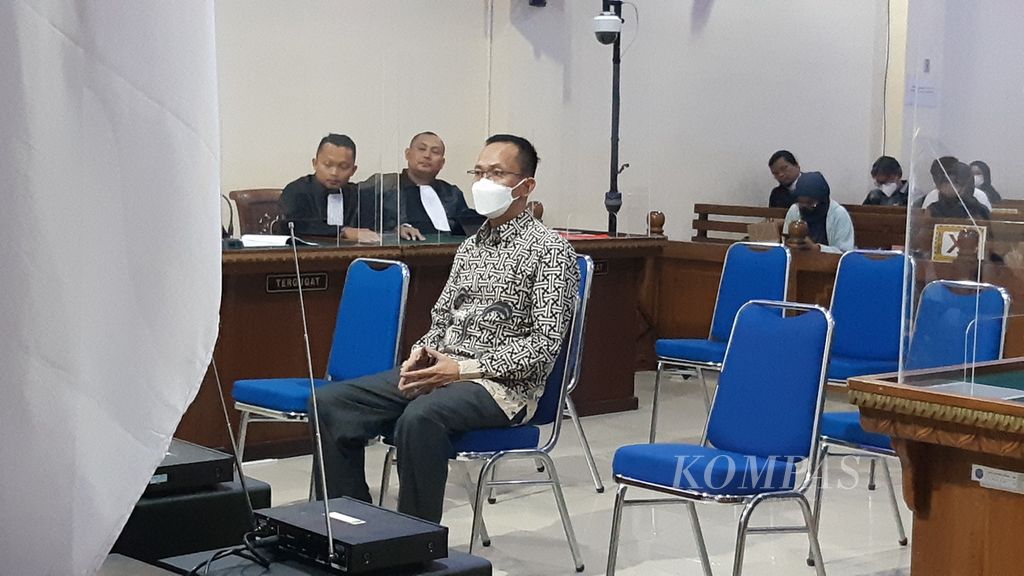 Andi Desfiandi, pihak swasta yang memberikan suap sebesar Rp 250 juta kepada Rektor Universitas Lampung Karomani periode 2019-2023, menjalani sidang dakwaan di Pengadilan Tindak Pidana Korupsi pada Pengadilan Negeri Tanjung Karang pada Rabu (9/11/2022). 