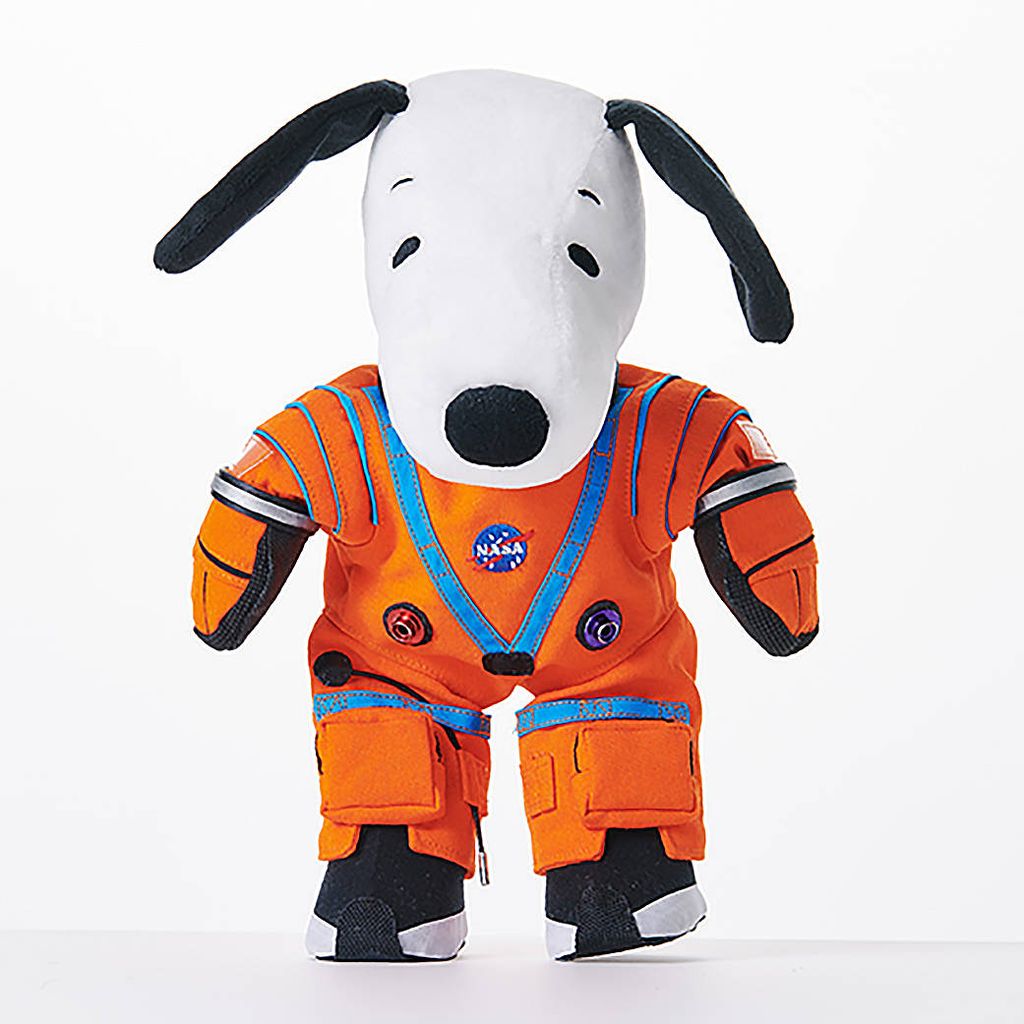 Snoopy, boneka anjing ini, menjadi salah satu penumpang wahana Orion 1 dalam misi Artemis 1 menuju Bulan. Misi ini berhasil diluncurkan pada 16 November 2022 dan diharapkan sampai di Bulan pada 22 November 2022.
