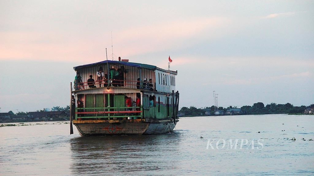 Bus air KM Pancar Mas II  melintas di Sungai Nagara, anak Sungai Barito, daerah Kabupaten Barito Kuala, Kalimantan Selatan, Minggu (20/11/2016). 