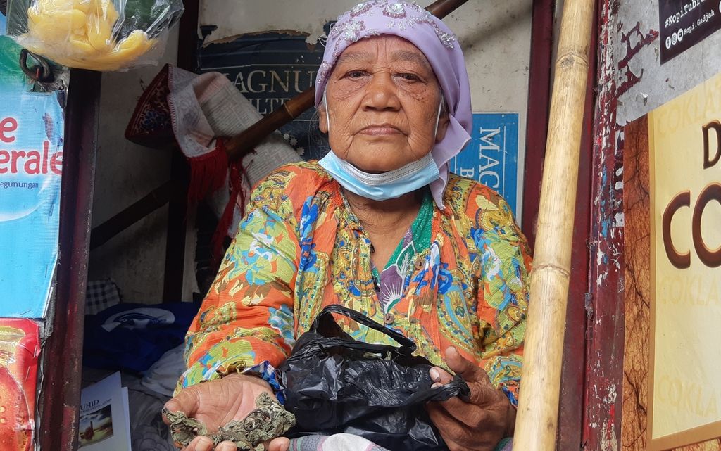 Surpi (80), warga Bendungan Hilir, Tanah Abang, Jakarta Pusat, saat ditemui pada Minggu (14/2/2021) siang. Selama ini Surpi mengaku rajin mengonsumsi tanaman herbal untuk menghindarkan diri dari penyakit.