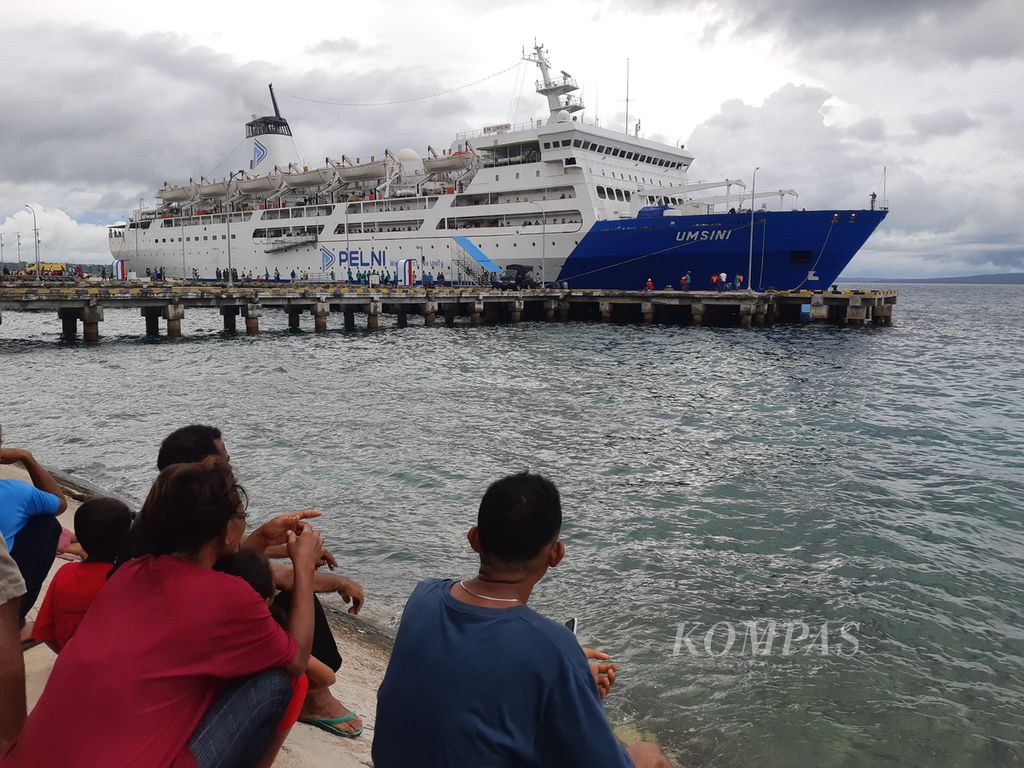 KM Umsini perlahan merapat ke Pelabuhan Tenau, Kota Kupang, Nusa Tenggara Timur, pada Rabu (3/4/2024) petang. Sebagian penumpang yang diangkut kapal milik Pelni itu merupakan pemudik.
