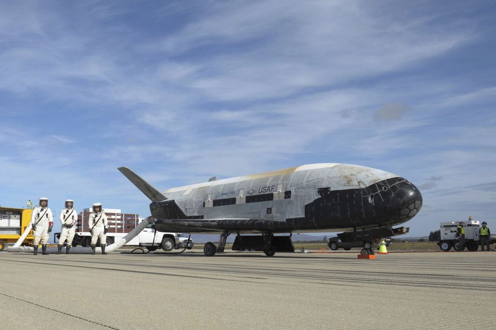 Pesawat X-37B milik Departemen Pertahanan Amerika Serikat di Pusat Antariksa Kennedy, Florida, AS. Pada Kamis (28/12/2023), pesawat itu kembali diterbangkan ke luar angkasa.