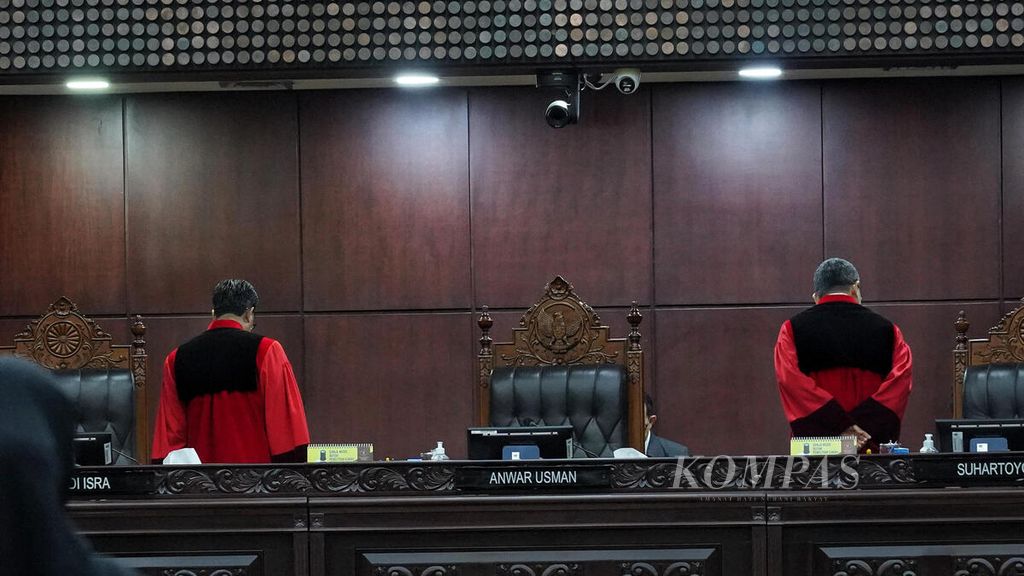 Para hakim Mahkamah Konstitusi meninggalkan ruangan sidang saat skorsing sidang putusan uji materiil Pasal 169 huruf q UU Pemilu terkait batas usia minimal calon presiden (capres) dan calon wakil presiden (cawapres) di Mahkamah Konstitusi, Jakarta, Senin (16/10/2023). 