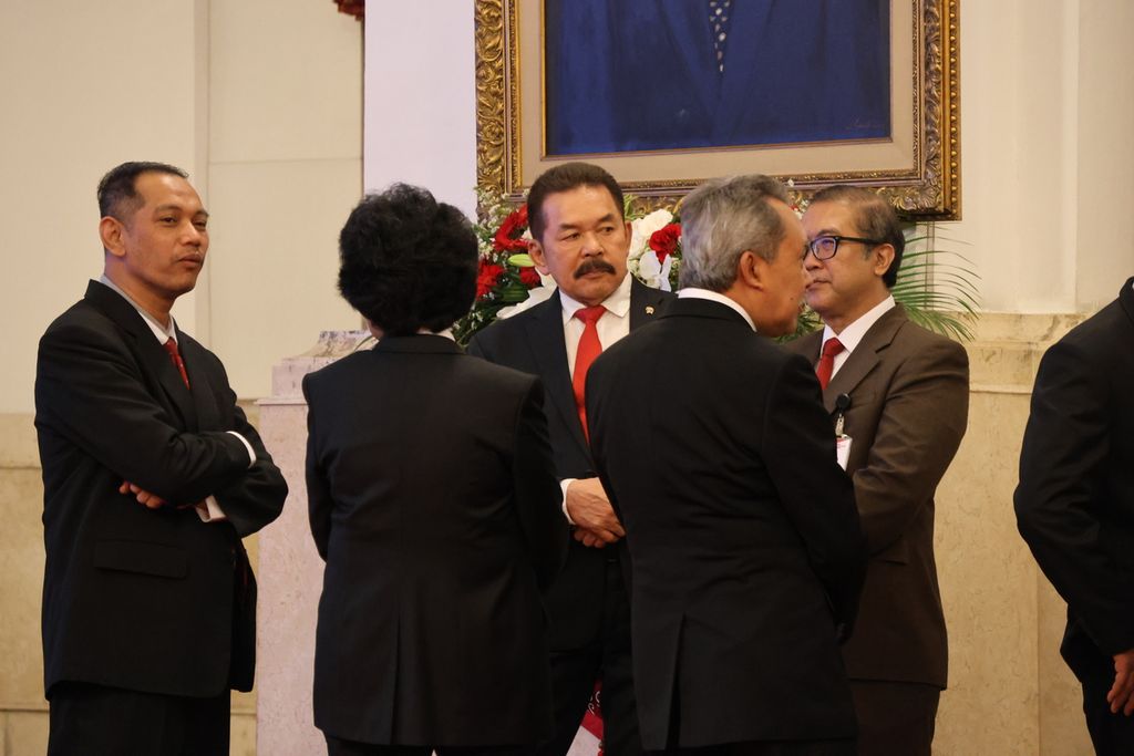 Jaksa Agung St Burhanuddin (tengah) berbincang dengan pimpinan KPK, antara lain Nurul Ghufron (kiri), serta anggota Dewan Pengawas KPK, Albertina Ho (kedua dari kiri, membelakangi) dan Syamsuddin Haris (kedua dari kanan, membelakangi). di Istana Negara, Jakarta, Senin (27/11/2023).