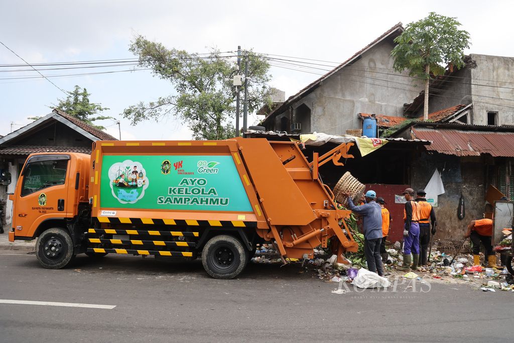 Petugas dari Dinas Lingkungan Hidup Kota Yogyakarta mengelola sampah di tempat pembuangan sampah sementara di kawasan Lempuyangan, Yogyakarta, Minggu (23/4/2023). 