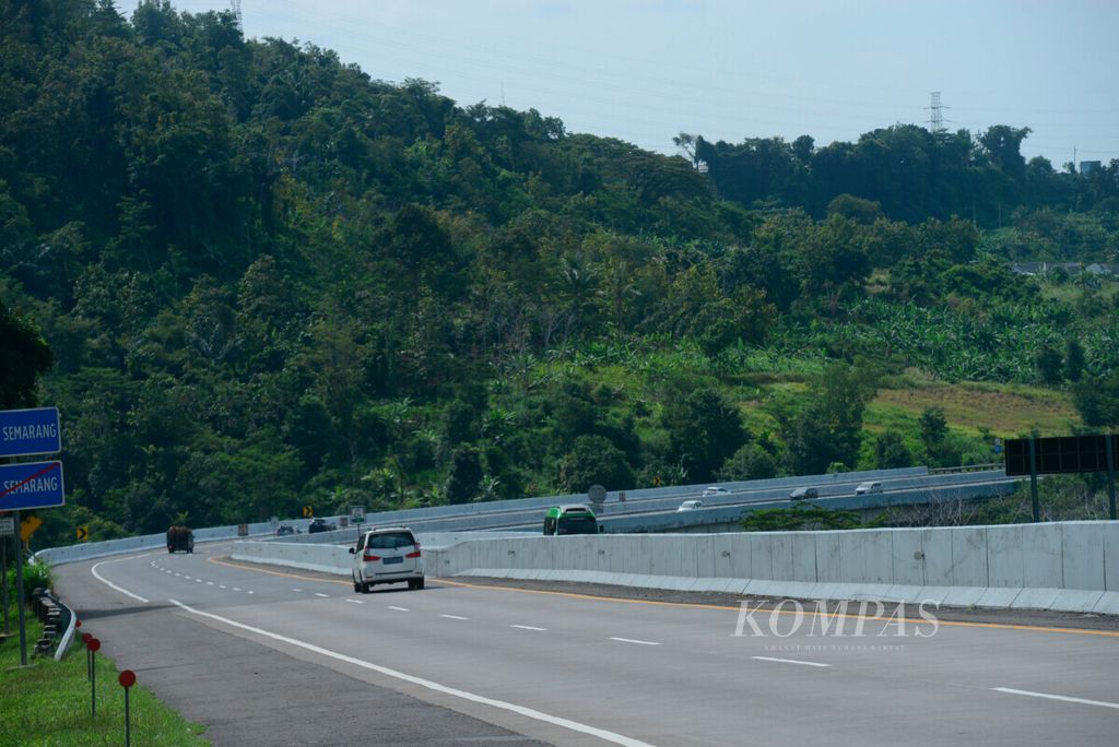 Jalan tol Semarang-Ungaran yang melewati jalur perbukitan, seperti di perbatasan Ungaran-Kota Semarang, Kabupaten Semarang, Jawa Tengah, 31 Mei 2020. 
