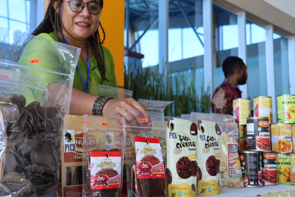 Salah seorang ASN menata produk UMKM di Kabupaten Teluk Bintuni, Provinsi Papua Barat, Jumat (14/7/2023). Produk beragam mulai kue sagu, teh sarang semut, kopi, tas dan kaos, serta minyak lawang.