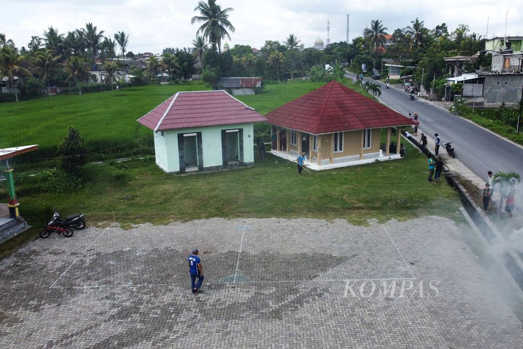 Warga kerja bakti membersihkan area yang akan digunakan untuk Festival Dongdala di Desa Pringgasela Selatan, Kecamatan Pringgasela, Lombok Timur, Nusa Tenggara Barat, Minggu (17/12/2023). 