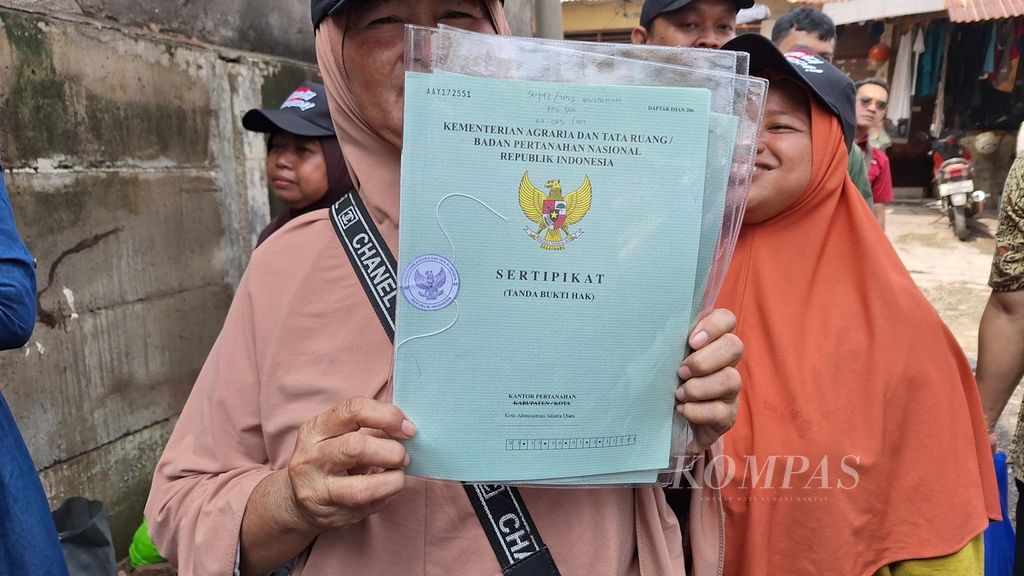 Sertifikat tanah warga Kelurahan Pegangsaan Dua, Kecamatan Kelapa Gading, Jakarta Utara, Senin (5/2/2024). Sebanyak 21 warga menerima sertifikat melalui pendaftaran tanah sistematis lengkap.
