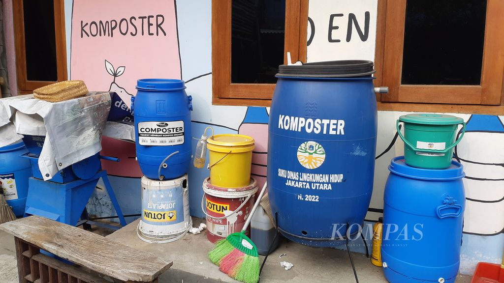 Alat-alat untuk mengelola sampah organik di Bank Sampah Kenanga RW 004, Kelurahan Semper Barat, Cilincing, Jakarta Utara, Kamis (27/7/2023). Hasil olahan sampah ini dijual kembali ke masyarakat.