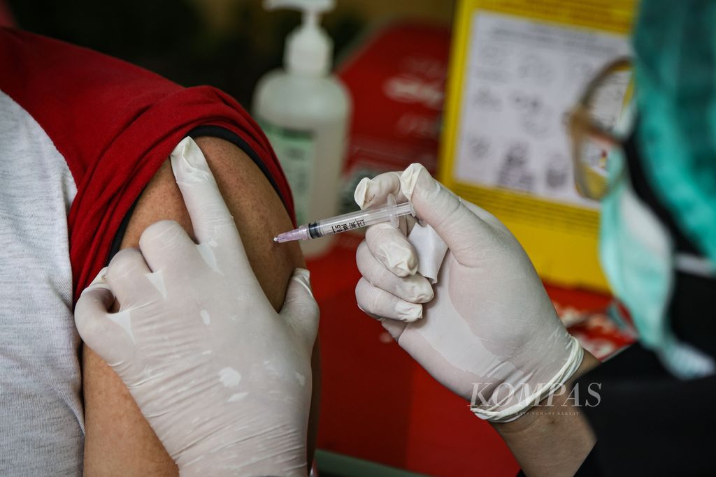 Tenaga kesehatan menyuntikkan vaksin pada warga di kantor Dinas Kesehatan DKI Jakarta, Selasa (19/12/2023). Pemerintah Provinsi DKI Jakarta mulai memberikan vaksin dosis kelima berjenis Inavac untuk memperkecil potensi penularan SARS-CoV-2 penyebab Covid-19. 