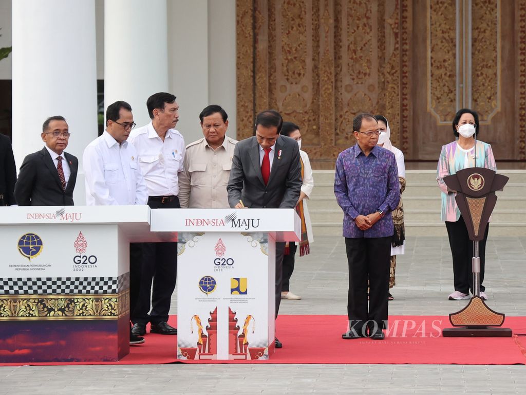 Presiden Joko Widodo menandatangani prasasti peresmian di Terminal VVIP Bandara Ngurah Rai, Bali, Rabu (9/11/2022). Pembangunan Terminal VVIP tersebut ditujukan untuk menyambut para tamu negara peserta KTT G20.
