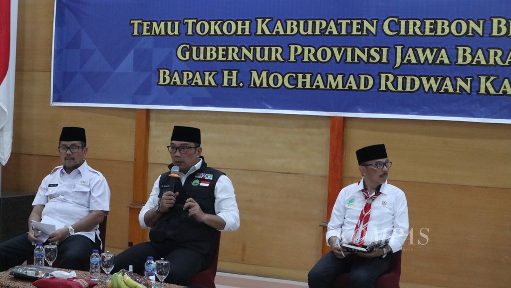 Gubernur Jawa Barat Ridwan Kamil (tengah) bertemu dengan sejumlah tokoh masyarakat di Kabupaten Cirebon, Jawa Barat, Rabu (25/1/2023). Emil, sapaannya, meminta masyarakat menjaga persatuan menjelang tahun politik 2024.