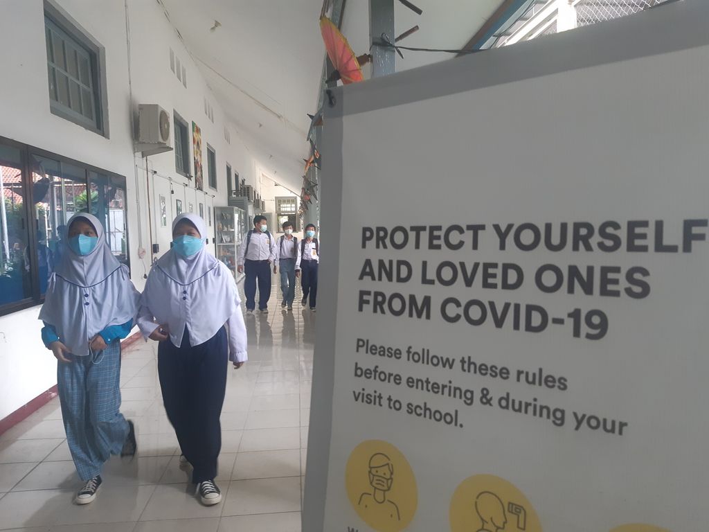 Siswa menjalani pengukuran suhu badan saat memasuki SMPN 1 Kota Cirebon, Jawa Barat, Rabu (3/11/2021). Selain menerapkan protokol kesehatan, pihak sekolah juga membatasi jumlah siswa dan waktu pembelajaran tatap muka.